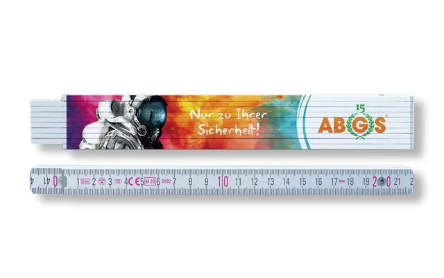 Hochwertiger Zollstock mit kreativem Digitaldruck: Motiv eines Astronauten und dem Slogan „Nur zu Ihrer Sicherheit!“ – Werbedruck, perfekt für individuelle Werbemittel für Kunden
