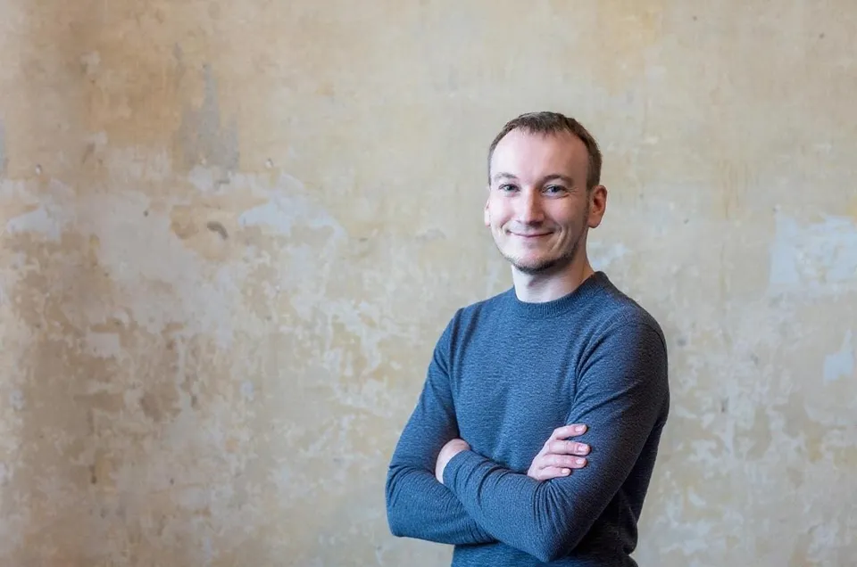 Porträt von Jan Richter als Zollstockheld: Professionelles Design mit klarem Fokus auf Qualität und Vertrauen