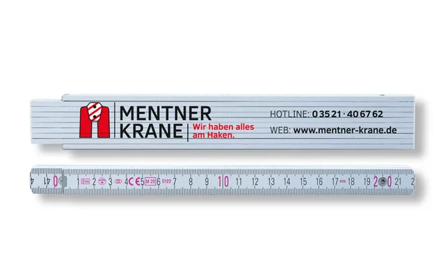 Maßgefertigter Zollstock mit Logo, Slogan „Wir haben alles am Haken“ und Kontaktdaten (Telefon, Website) von Mentner Krane – Professioneller 2-Farb-Tampondruck für nachhaltige Werbung und praktischen Einsatz