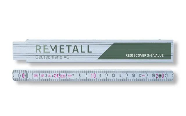 Personalisierter Zollstock der Remetall Deutschland AG mit Logo, Firmennamen und Slogan „Rediscovering Value“ – Hochwertiger 2-Farb-Tampondruck für professionelle Werbeartikel und nachhaltige Kundenkommunikation